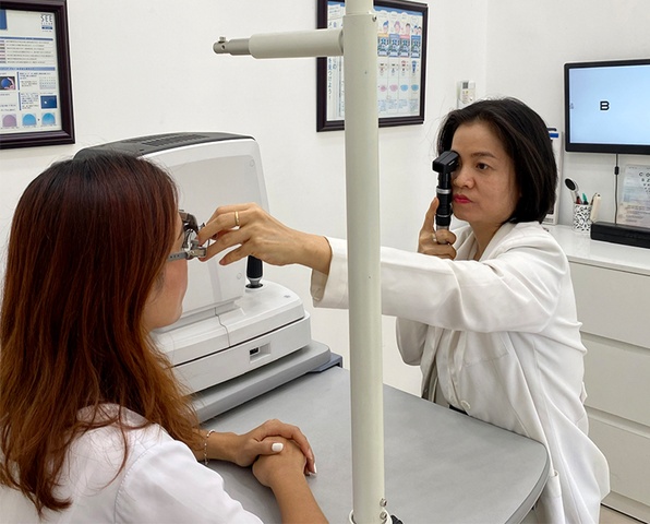 Đo khúc xạ tự động bằng máy kỹ thuật số tại Sunwear