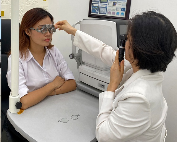 Thử tròng kính thực tế và cân chỉnh tâm mắt tại Sunwear